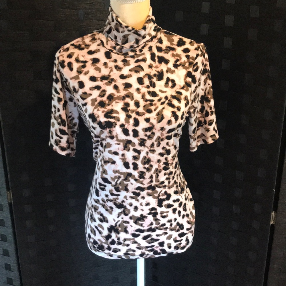 LIKE NEW!! JONES NY LEOPARD PRINT T-NECK BLOUSE